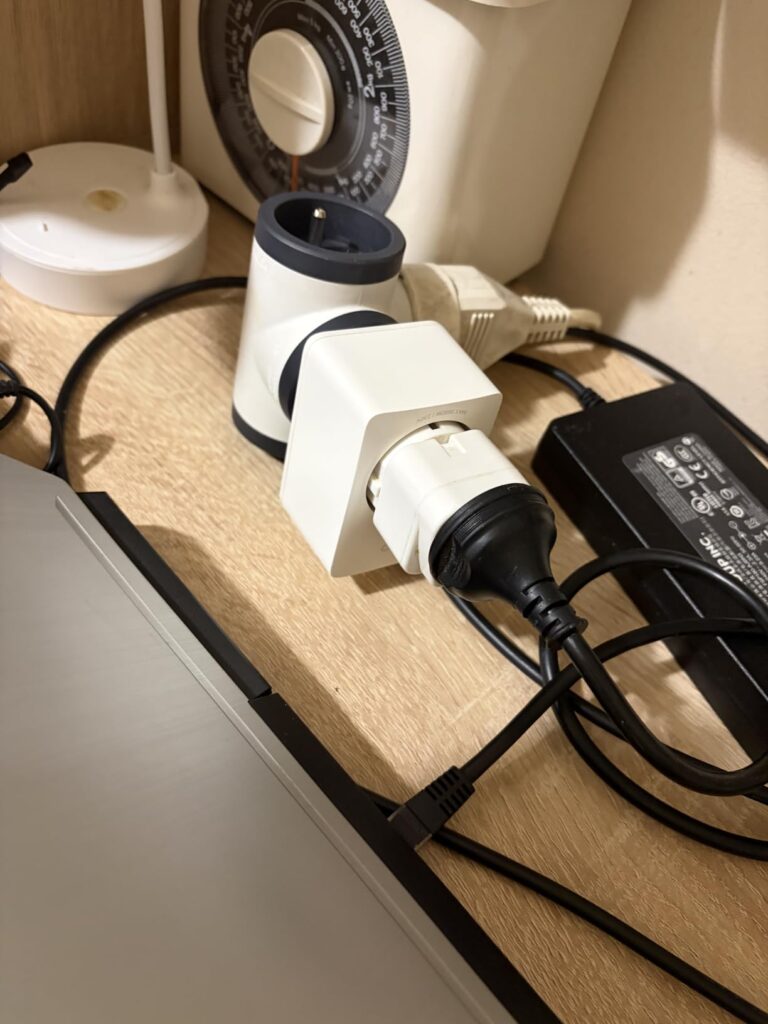 Prise intelligente Tapo reliée à un adaptateur