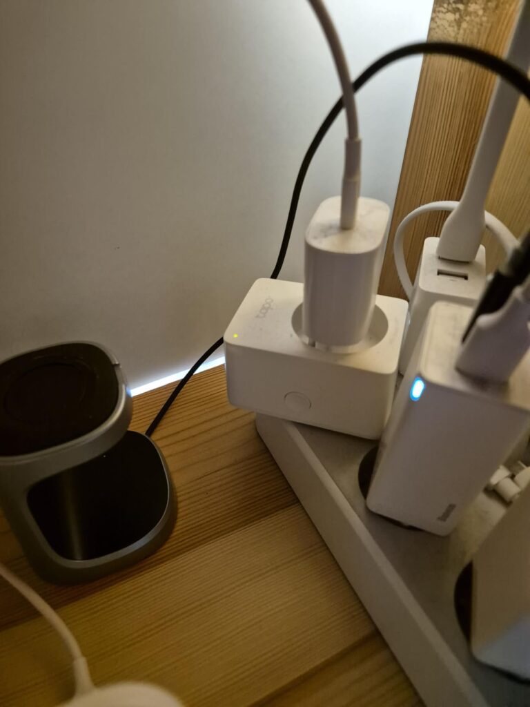 Prise connectée Tapo blanche branchée avec un chargeur