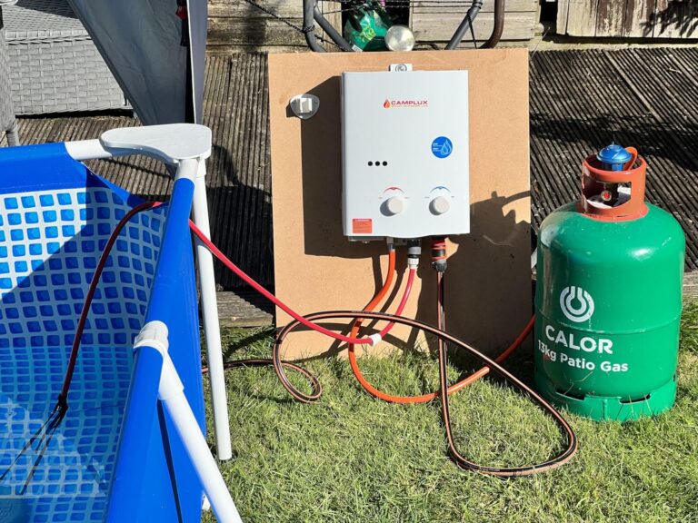 Chauffe-eau à gaz Camplux installé sur panneau près d'une piscine hors-sol