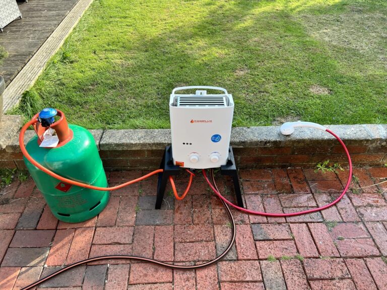 Vue plongeante du chauffe-eau à gaz sur support et raccordé
