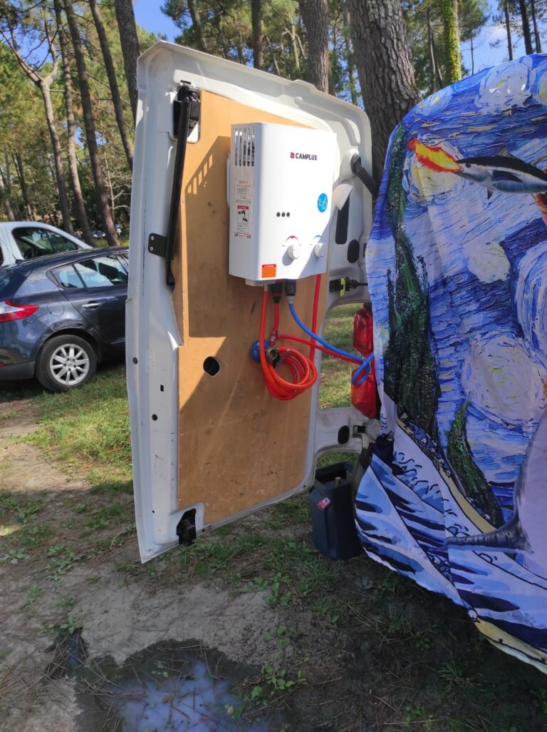 Chauffe-eau à gaz Camplux fixé sur la porte arrière d'un van