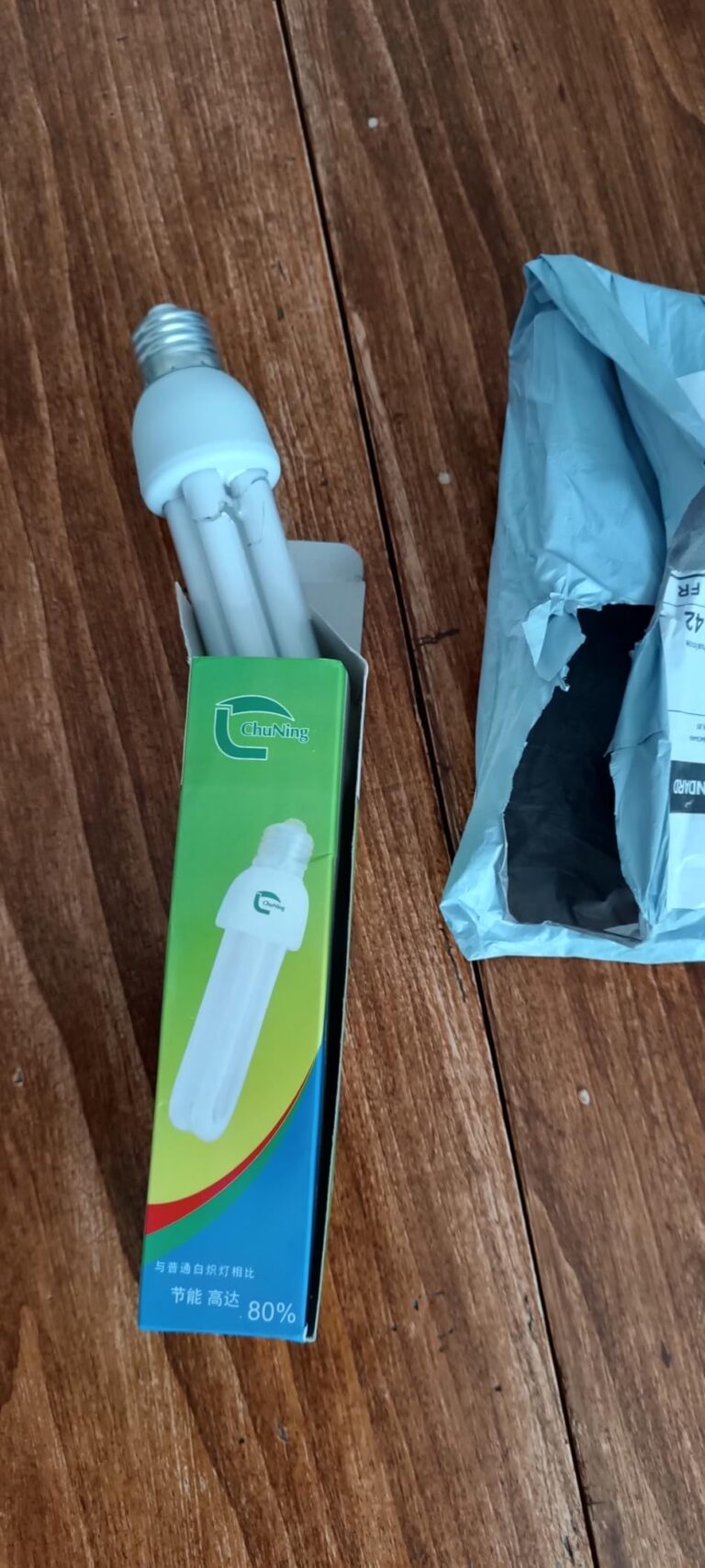 Ampoule fluorescente compacte 2U sortie de sa boîte