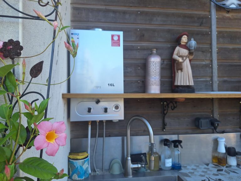 Chauffe-eau à gaz installé au-dessus d'un évier d'extérieur