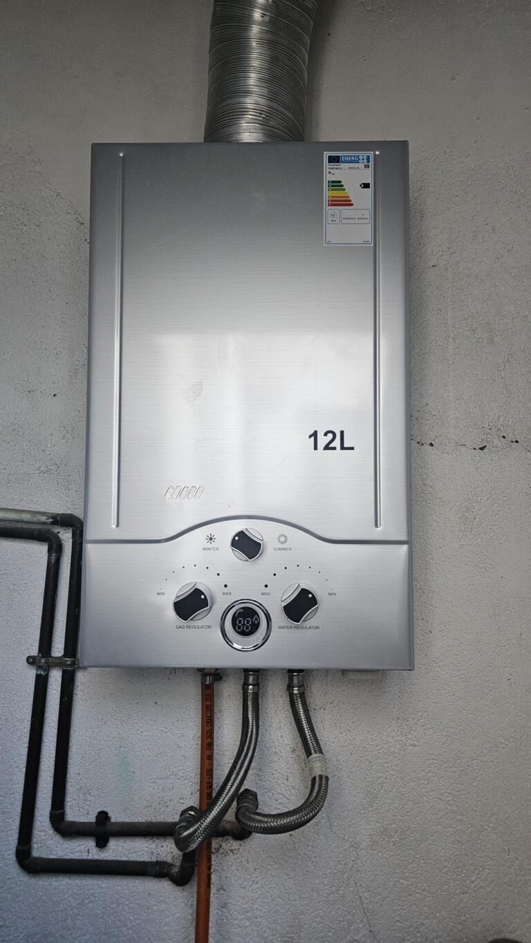 Chauffe-eau à gaz argenté fixé au mur