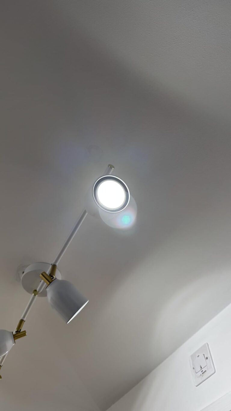 Spot de plafond équipé d'une ampoule LED allumée