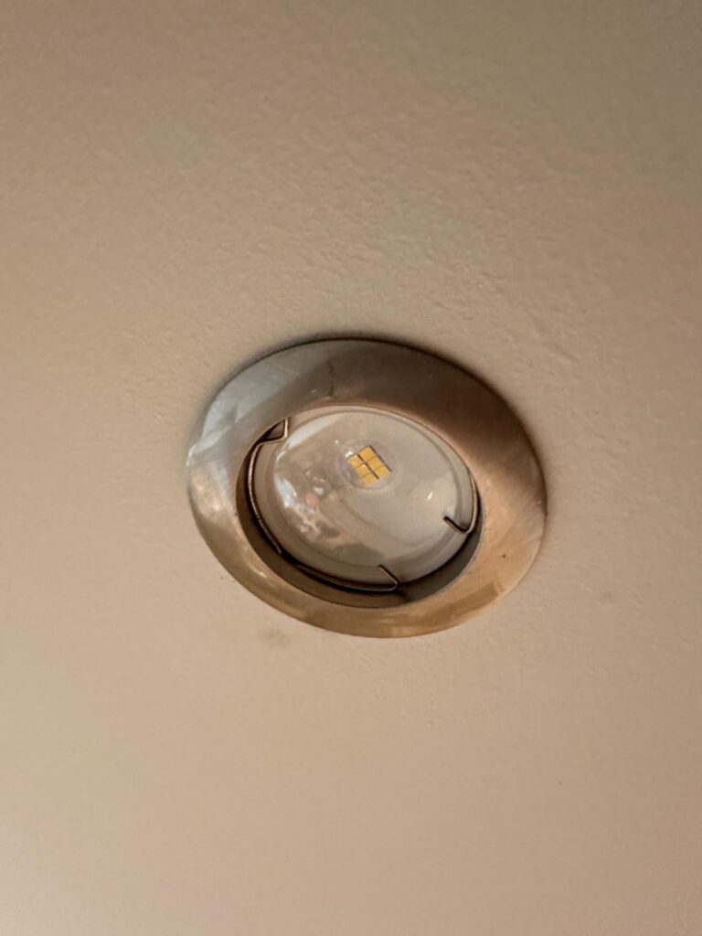 Ampoule LED GU10 intégrée dans un spot encastré