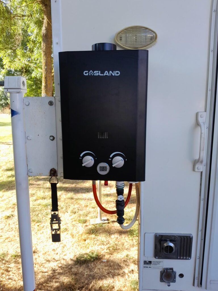 Chauffe-eau à gaz portable noir installé sur un véhicule