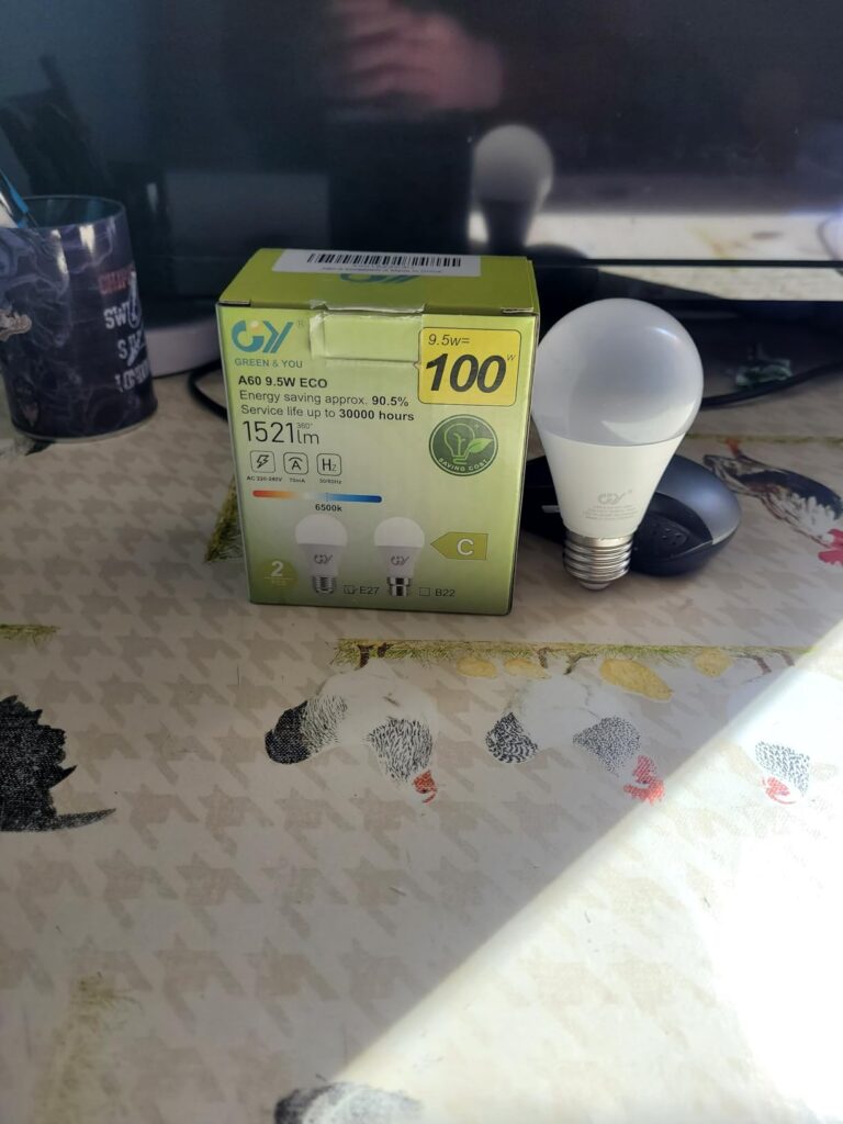 Ampoule LED GY à côté de sa boîte