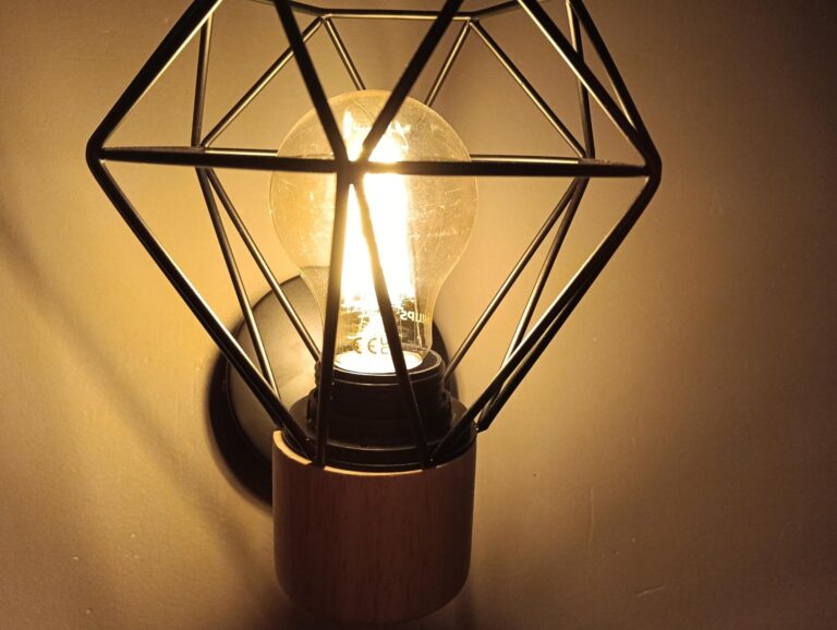 Ampoule Philips vintage allumée dans une applique géométrique