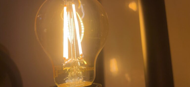 Gros plan sur les filaments allumés de l'ampoule Philips