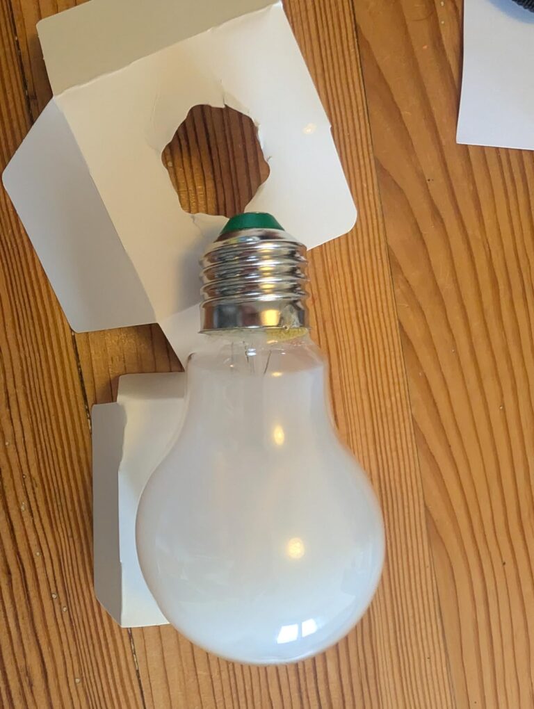 Ampoule LED Philips Ultra Efficient dépolie avec culot E27