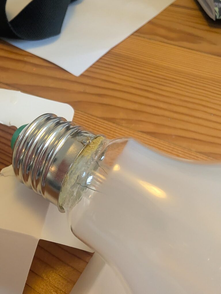 Gros plan sur le culot et la base en verre de l'ampoule
