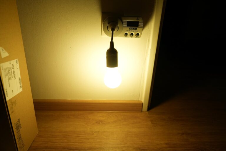 Ampoule LED allumée branchée sur un mesureur d'énergie