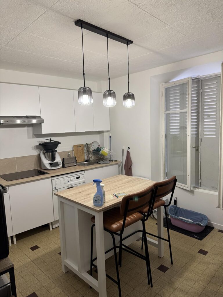Ampoules LED allumées dans une suspension de cuisine