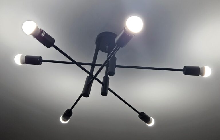 Plafonnier moderne noir équipé d'ampoules LED allumées