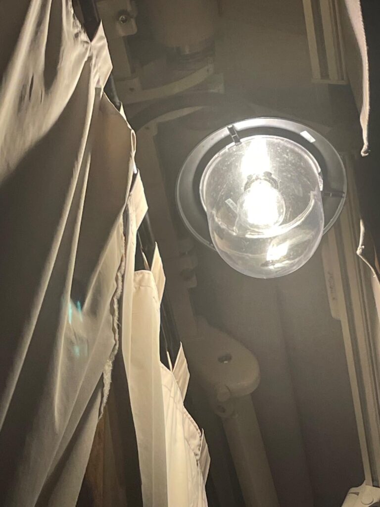 Ampoule LED en fonctionnement dans un luminaire suspendu