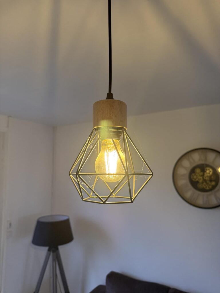 Ampoule LED allumée dans une suspension moderne