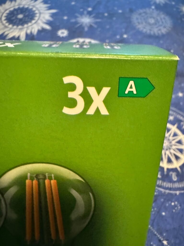 Gros plan sur les mentions de classe énergétique de la boîte