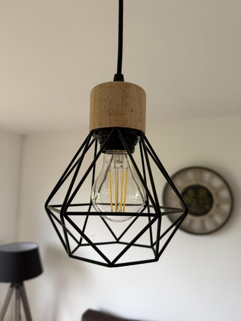 Ampoule LED transparente dans une suspension géométrique