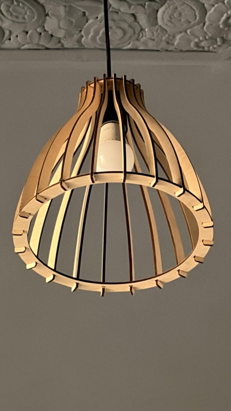 Ampoule installée dans une suspension en bois.
