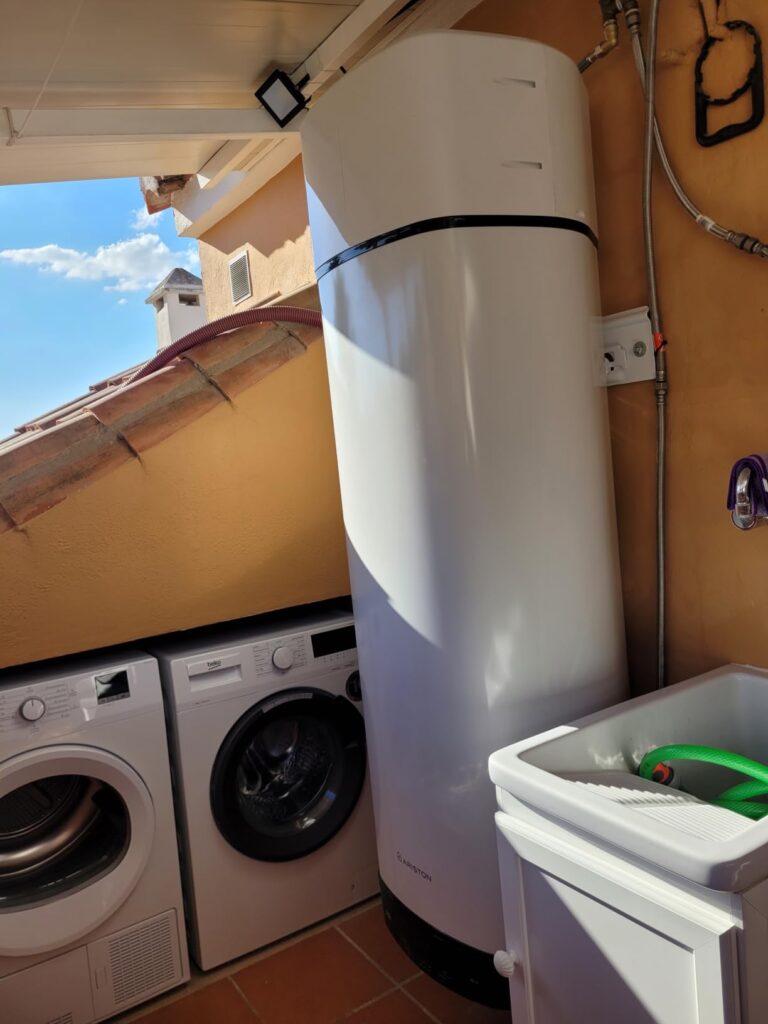Chauffe-eau thermodynamique Ariston NUOS PLUS WIFI installé dans une buanderie