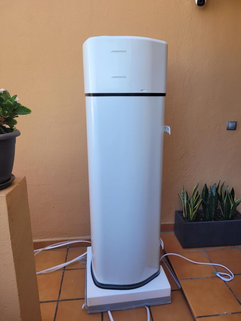 Chauffe-eau thermodynamique Ariston NUOS PLUS WIFI sur une terrasse avant raccordement
