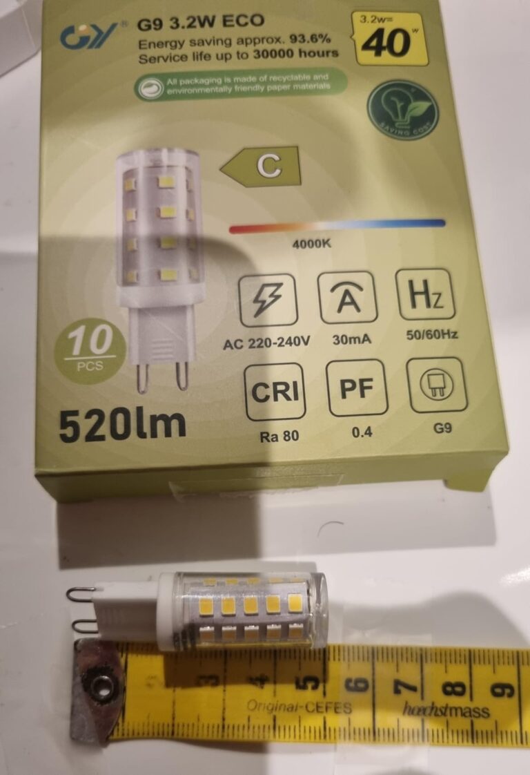Ampoule LED G9 GY à côté d'un mètre ruban et de sa boîte