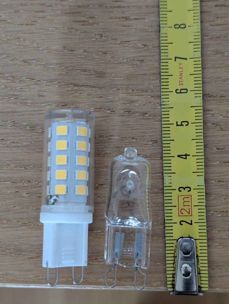Comparaison de taille entre l'ampoule LED G9 et une ampoule halogène