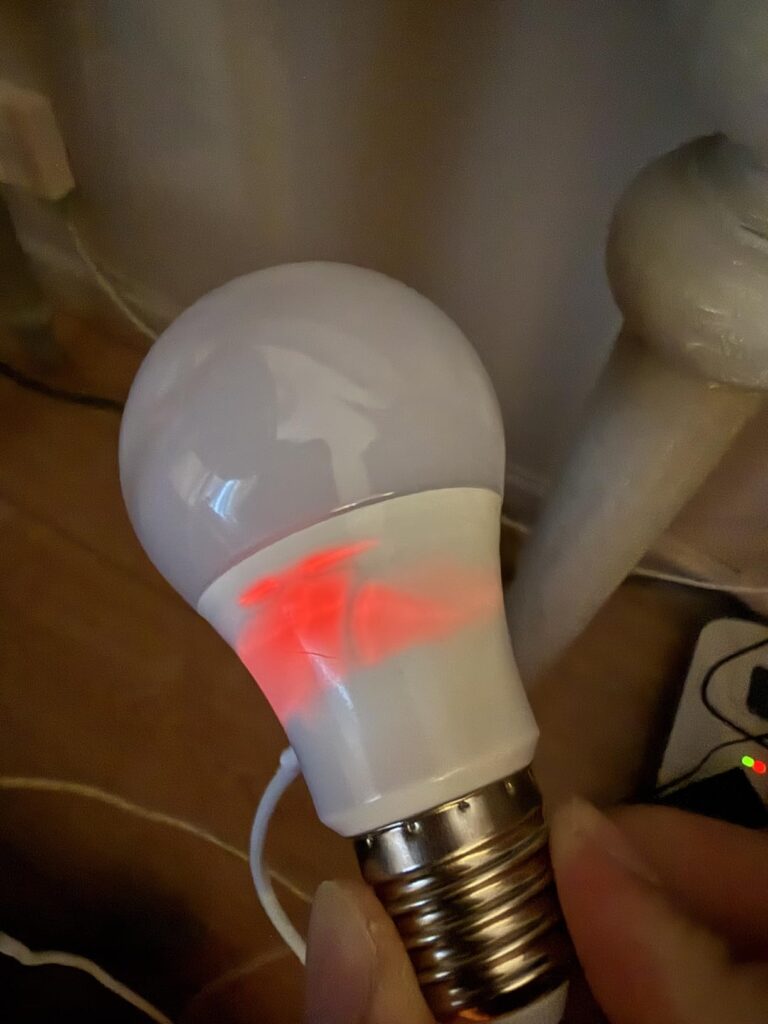 Ampoule LED en cours de charge