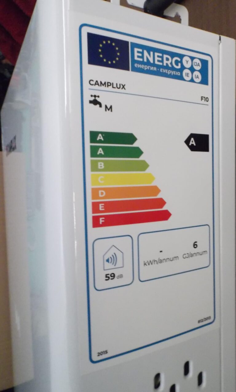 Étiquette énergétique apposée sur le côté du chauffe-eau
