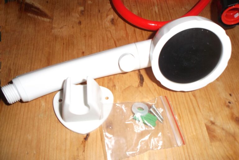 Pommeau de douche blanc, support mural et kit de fixation