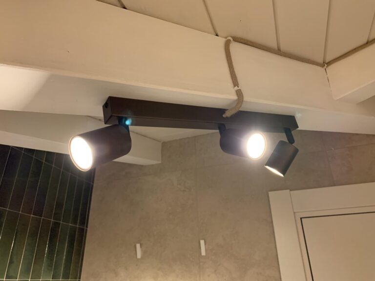 Rampe de trois spots de plafond allumés
