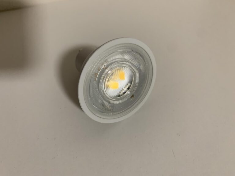 Gros plan sur la lentille et le module LED d'une ampoule GU10