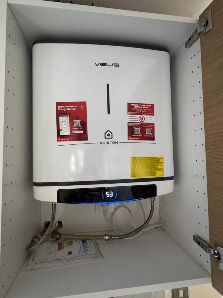 Chauffe-eau Ariston Velis Pro installé dans un meuble