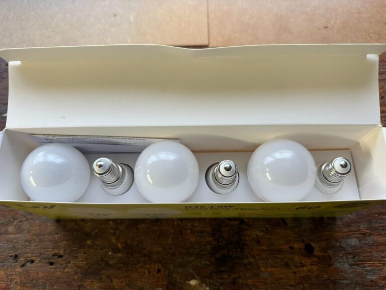 Boîte ouverte avec ampoules LED E14