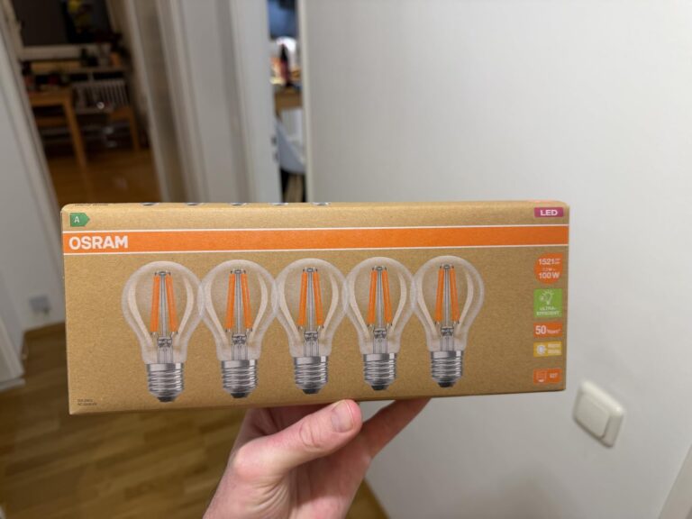 Boîte du pack de 5 ampoules LED Osram tenue en main