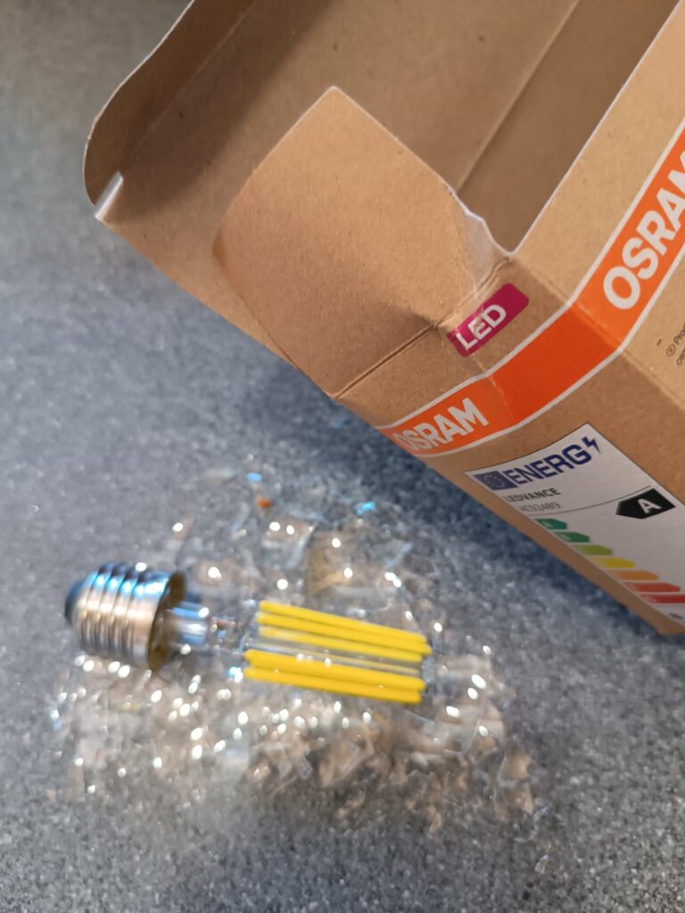 Ampoule LED à filament brisée à côté de son emballage Osram