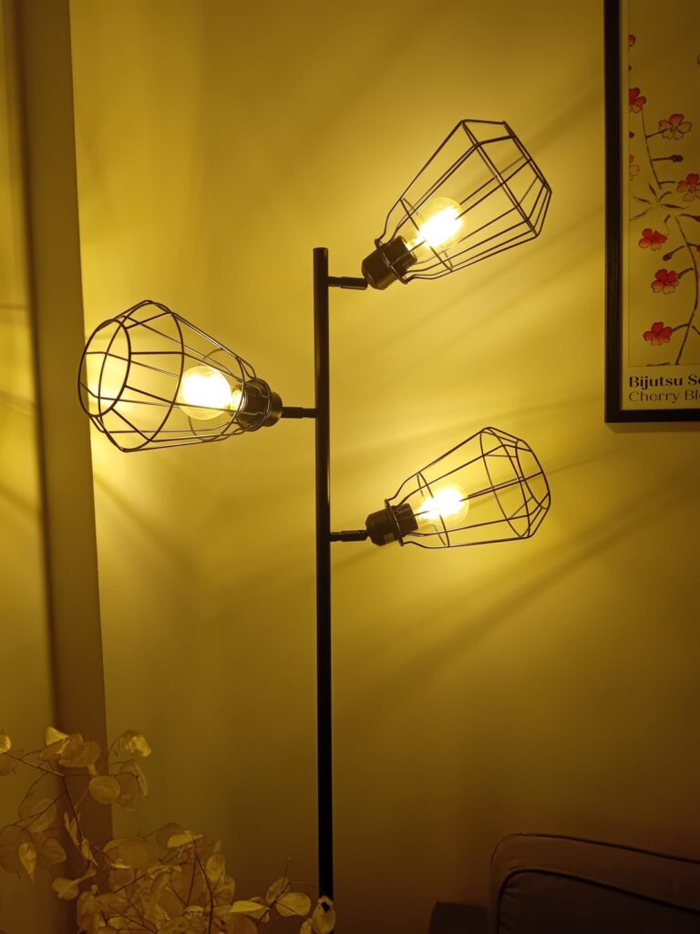 Trois ampoules LED installées et allumées dans un lampadaire noir