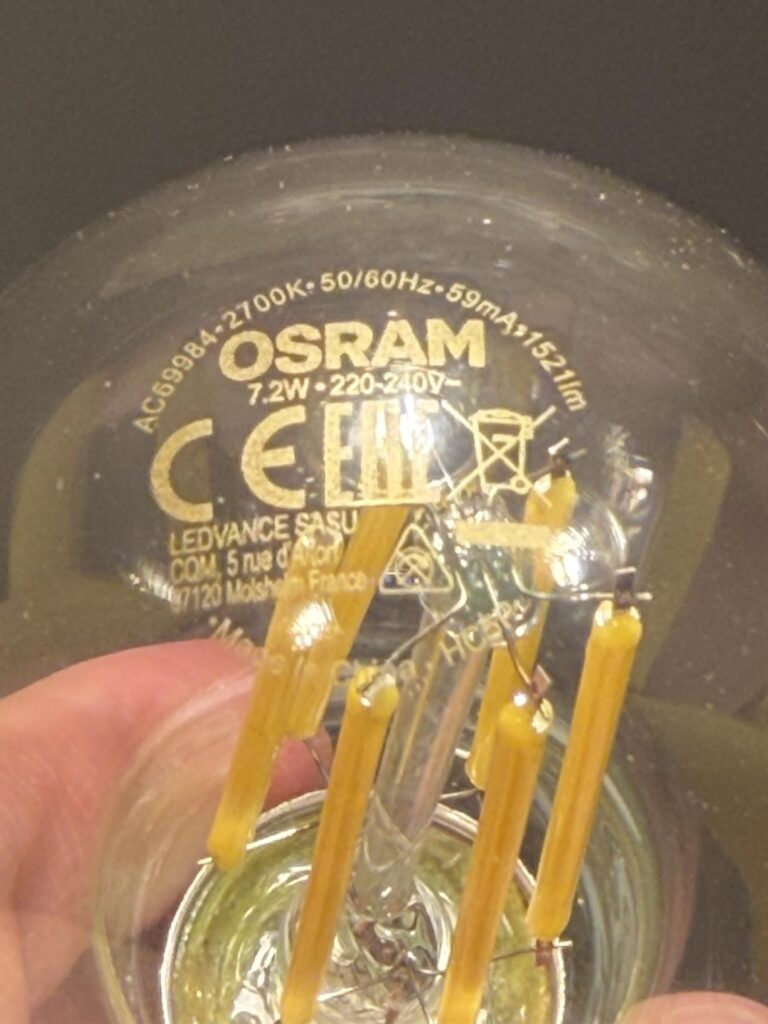 Gros plan sur les inscriptions et filaments d'une ampoule LED Osram