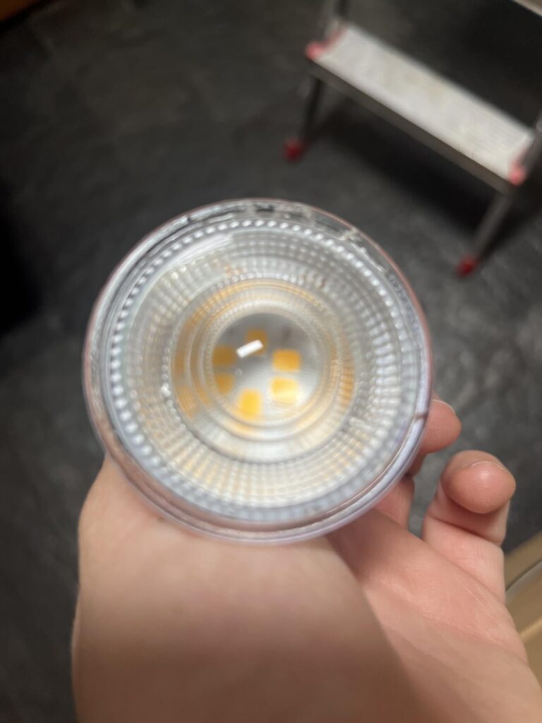 Vue frontale de la lentille d'une ampoule LED GU10.