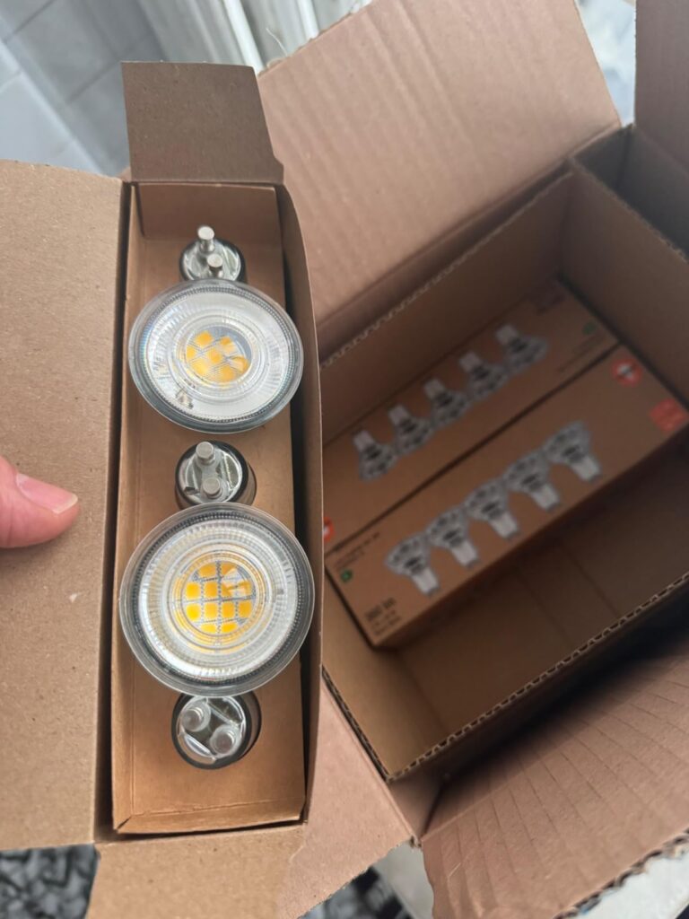 Ampoules LED GU10 présentées dans leur emballage d'origine.