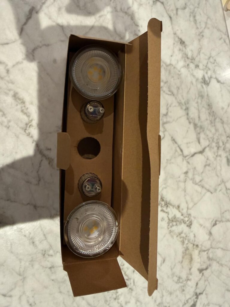 Ampoules LED GU10 rangées dans leur boîte en carton.