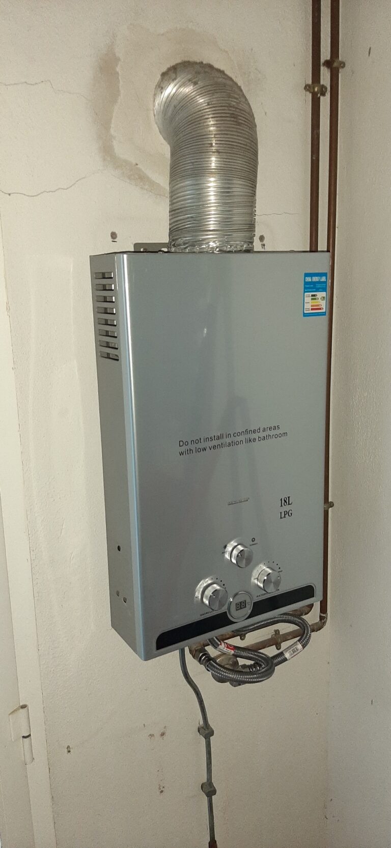 Chauffe-eau instantané installé avec conduit d'évacuation
