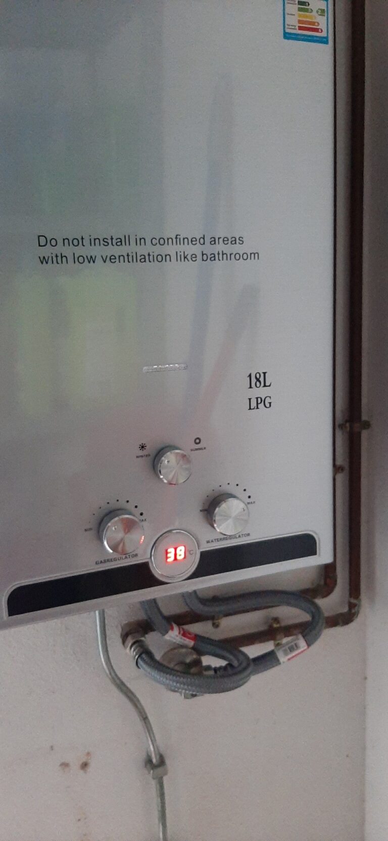 Façade du chauffe-eau à gaz avec affichage numérique à 38°C