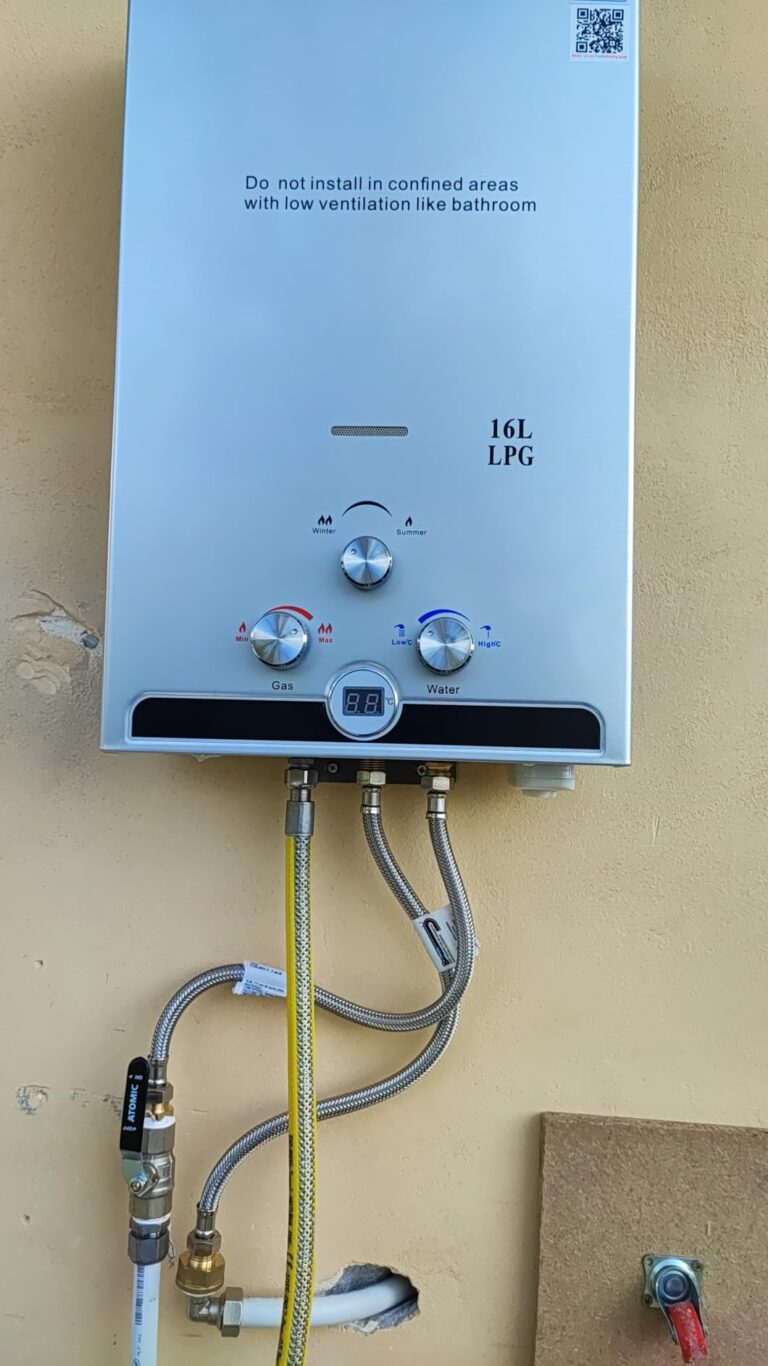 Chauffe-eau à gaz instantané argenté fixé au mur avec flexibles