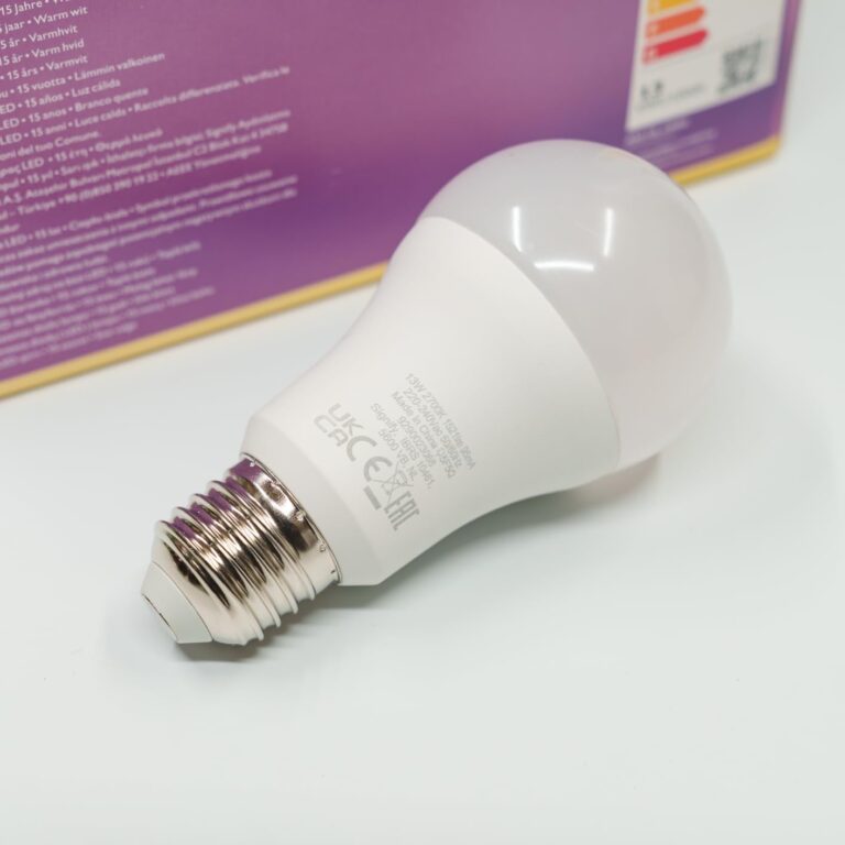 Gros plan sur une ampoule LED Philips E27