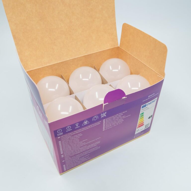 Boîte ouverte avec six ampoules LED