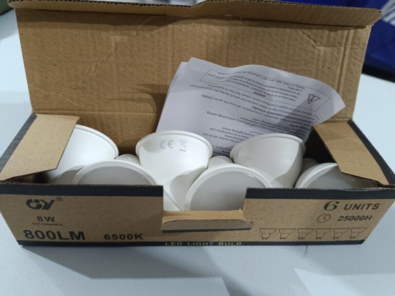 Boîte ouverte contenant des ampoules LED GU10