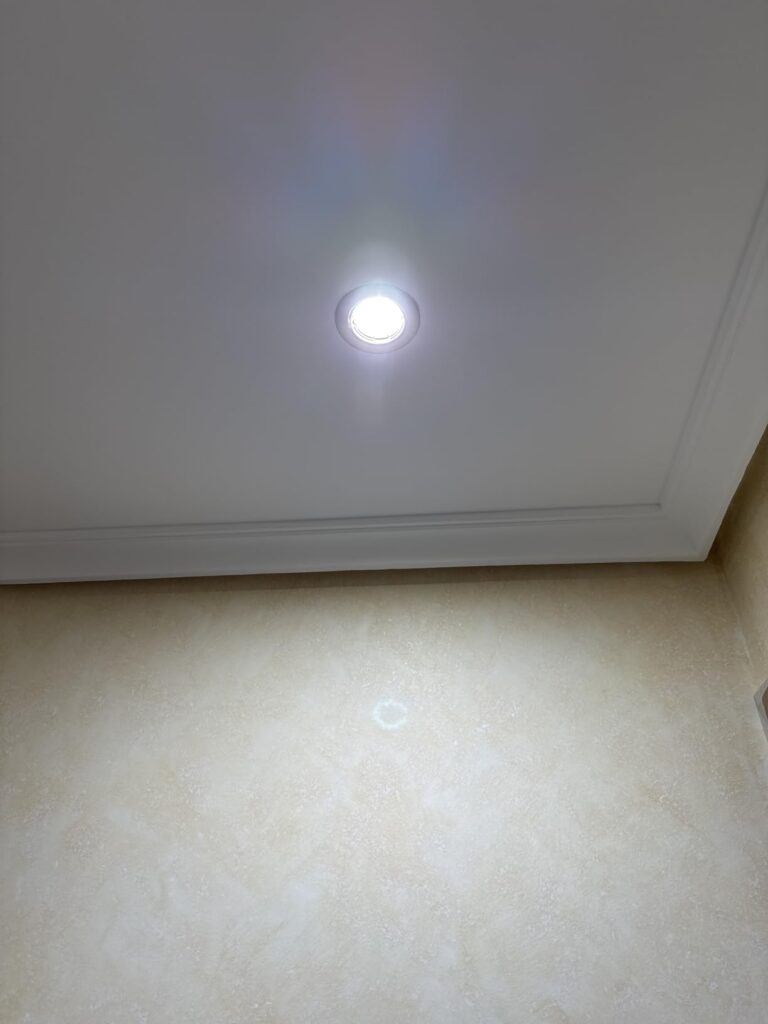 Spot LED GU10 encastré au plafond
