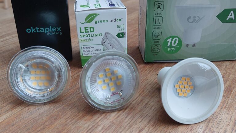 Gros plan sur la face avant et les puces LED de l'ampoule GY GU10